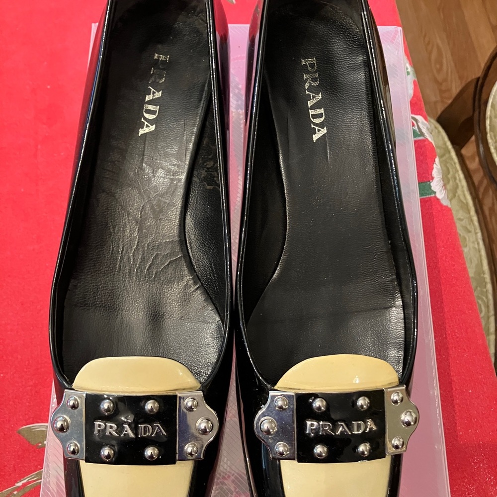 Prada Black and Cream Patent Leather Pumps with Prada Buckle - Picture 2 of 7